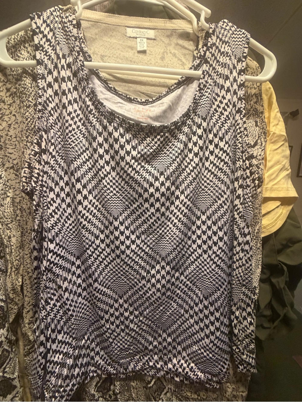 212 Collection Black and White Geometric Tank Top